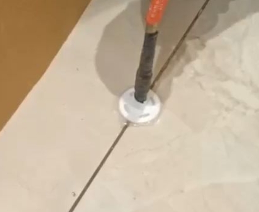 高台瓷砖空鼓维修公司专业解答瓷砖在铺贴过程中，如果没有涂抹均匀到位的粘结材料（如水泥砂浆或瓷砖胶），可能会导致以下问题