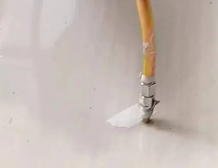 高台瓷砖空鼓维修公司专业解答在瓷砖铺贴过程中，如果使用的砂料过粗（如全部使用了粗砂），可能会导致以下问题
