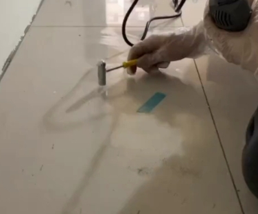 高台瓷砖开裂维修公司专业分享瓷砖在铺贴前如果没有沥干水分，将会导致以下问题
